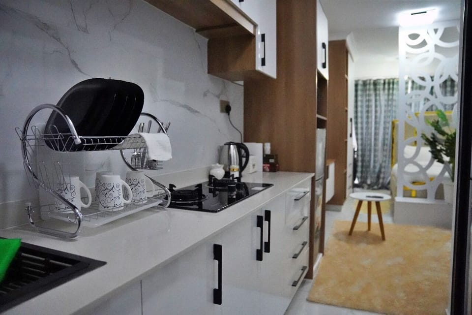 Coffee/tea maker, microwave, oven, stovetop