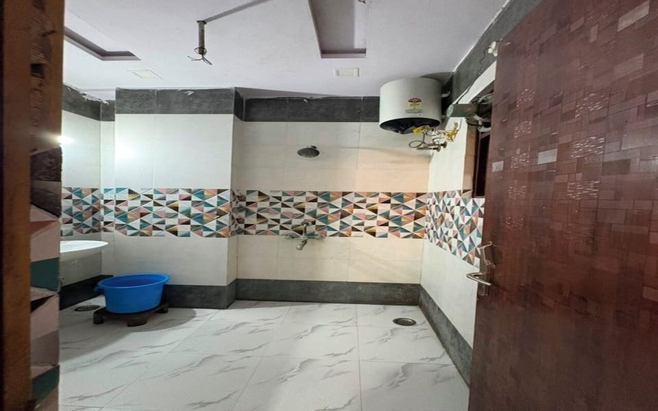 Double Bed Deluxe Room | Bathroom | Towels, soap, shampoo, toilet paper