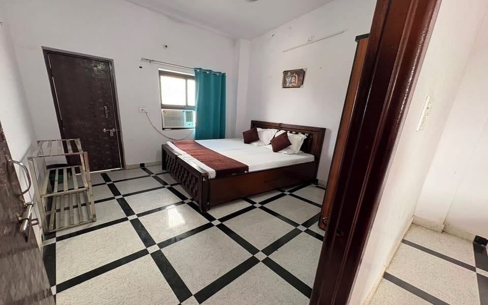  Five Bed Deluxe Room | Soundproofing, WiFi (free)