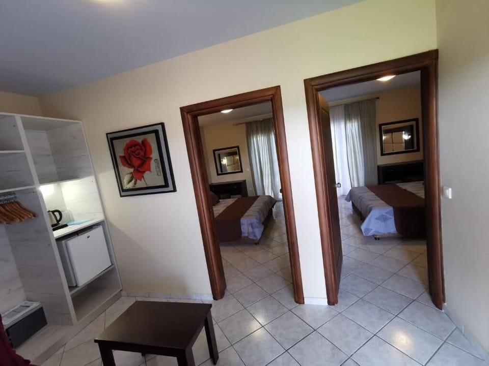 Family Room | In-room safe, soundproofing, WiFi (free)