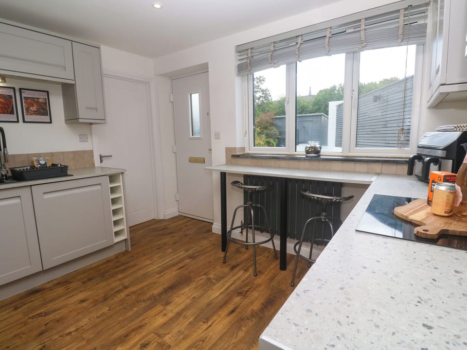 Cottage | Private kitchen | Dishwasher, cookware/dishes/utensils