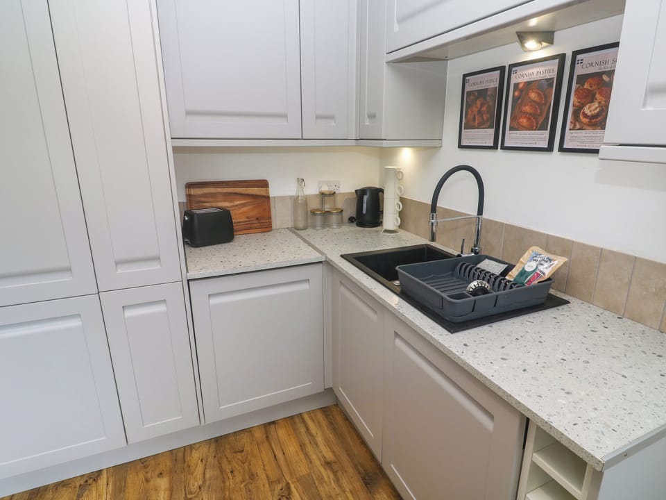 Cottage | Private kitchen | Dishwasher, cookware/dishes/utensils