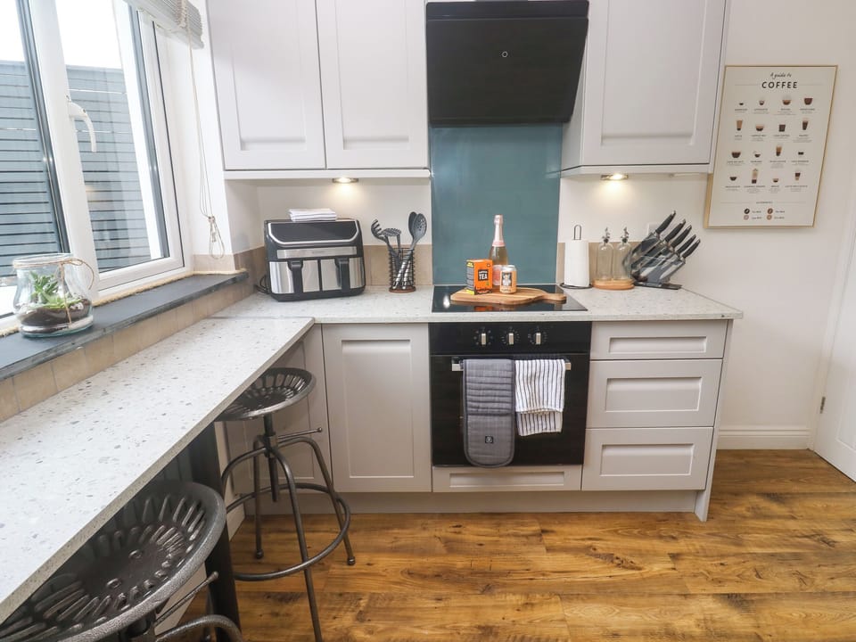 Cottage | Private kitchen | Dishwasher, cookware/dishes/utensils