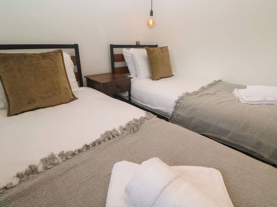 Cottage | 2 bedrooms, WiFi (free), individually decorated, individually furnished