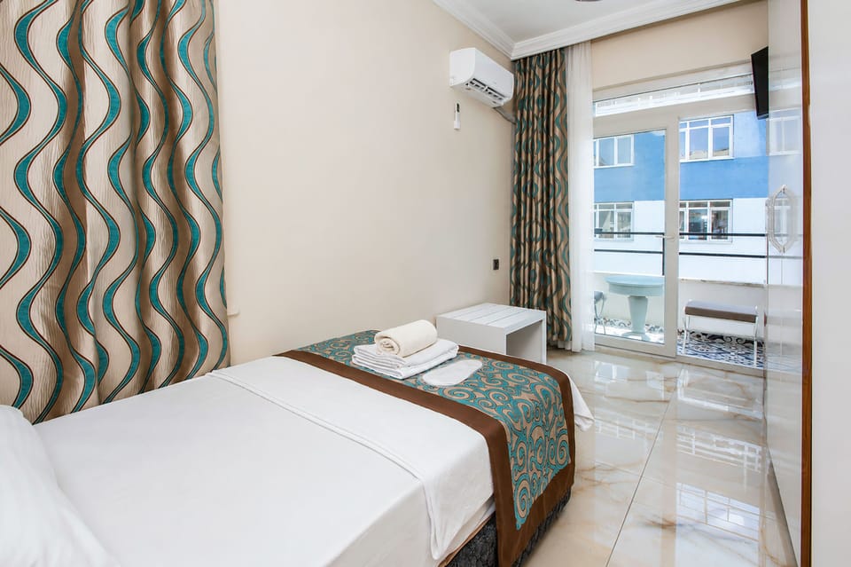 Single Room with Balcony | Desk, laptop workspace, WiFi (free), bed sheets