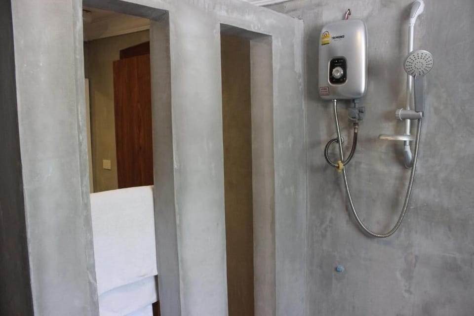 Deluxe Double Room, Balcony, Garden View | Bathroom | Shower, free toiletries, hair dryer, towels