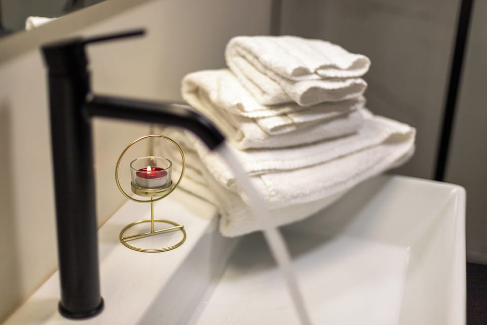 Studio (0 Bedroom) | Bathroom | Shower, bathrobes, bidet, towels