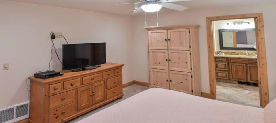 Condo, 3 Bedrooms | 3 bedrooms, iron/ironing board, WiFi (free)