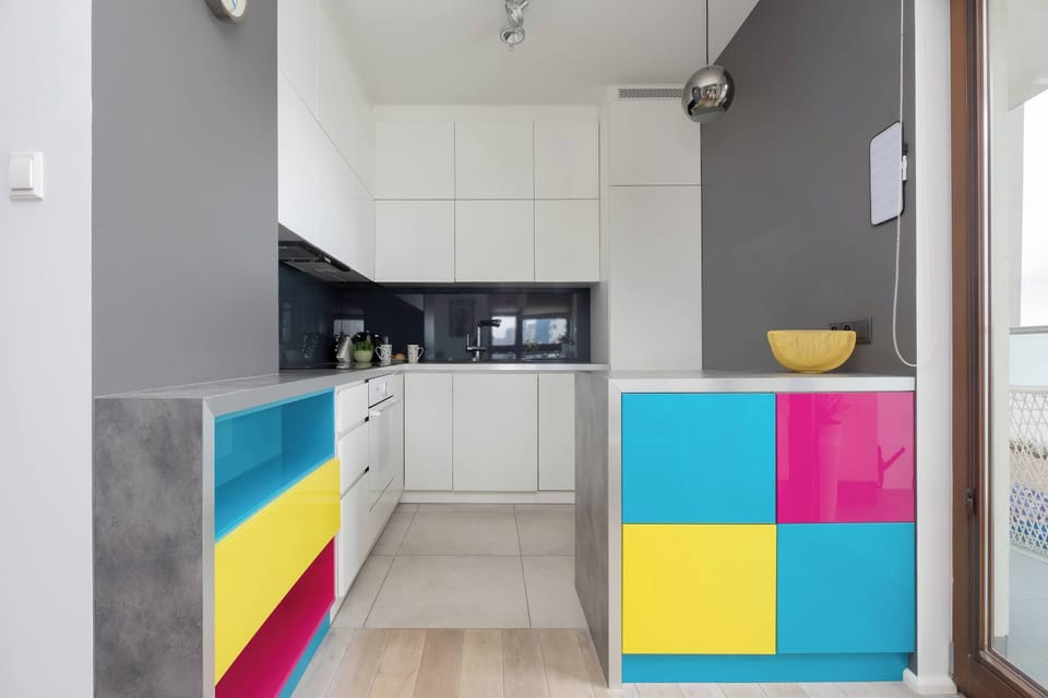 A bright kitchen with vibrant cabinet fronts and a functional layout. Everything you need for convenient everyday cooking is within easy reach.