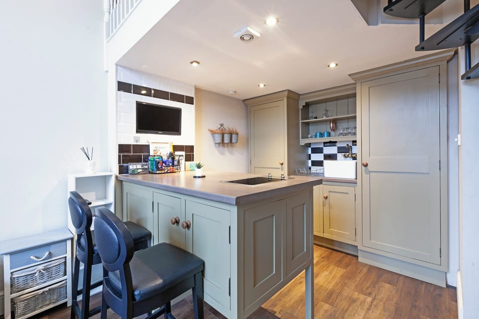 Comfort Apartment | Private kitchen | Electric kettle, toaster