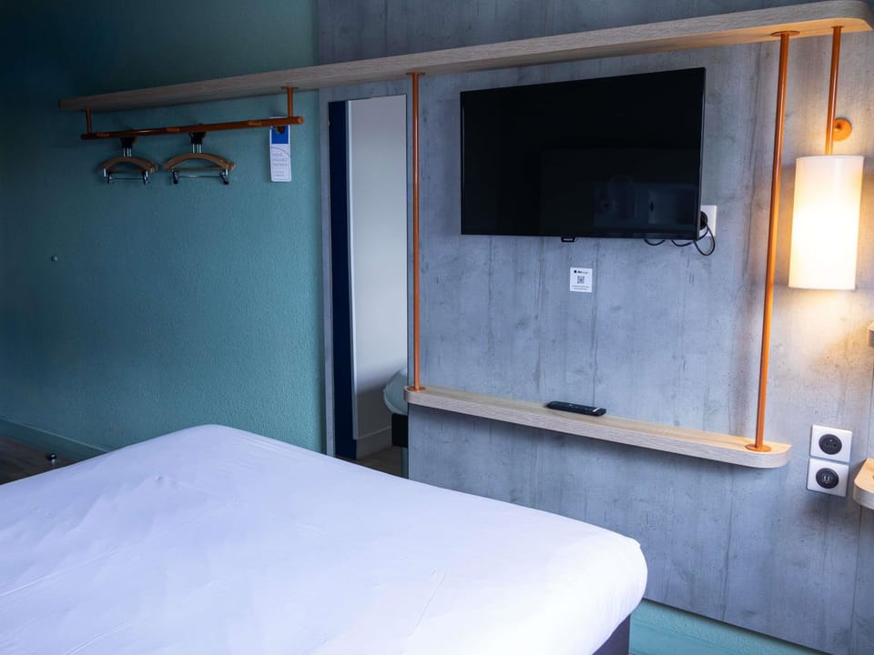 Room, 1 Double Bed | Cribs (free), WiFi (free), bed sheets