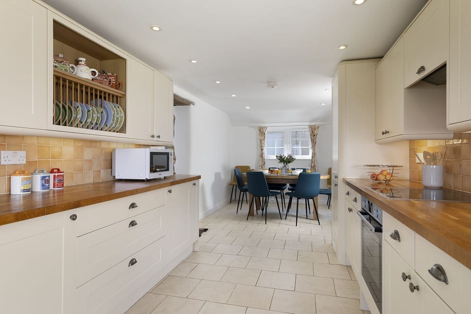 Murray's Cottage Family Bathroom - StayCotswold