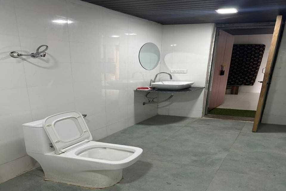 Luxury Double Room, Pool View | Bathroom | Shower, free toiletries, hair dryer (on request), slippers