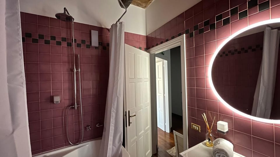 Basic Single Room, Courtyard View | Bathroom | Free toiletries, hair dryer, bathrobes, bidet