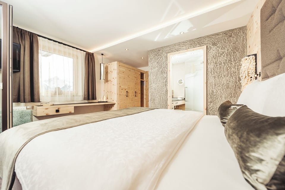 Classic Double Room, Balcony | In-room safe, soundproofing, WiFi (free), bed sheets