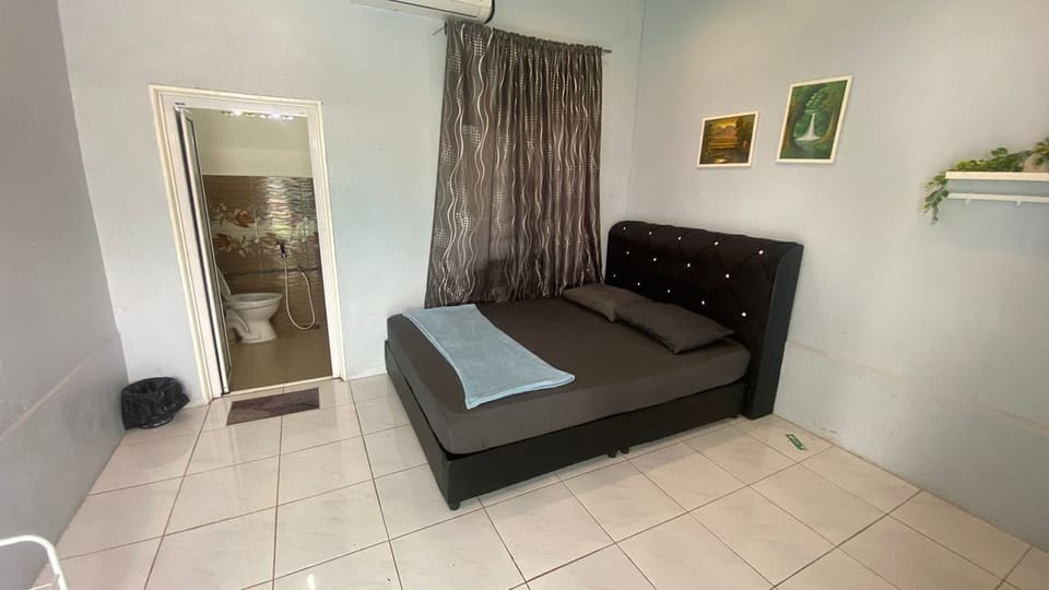 Deluxe Double Room | Desk, WiFi (free), bed sheets
