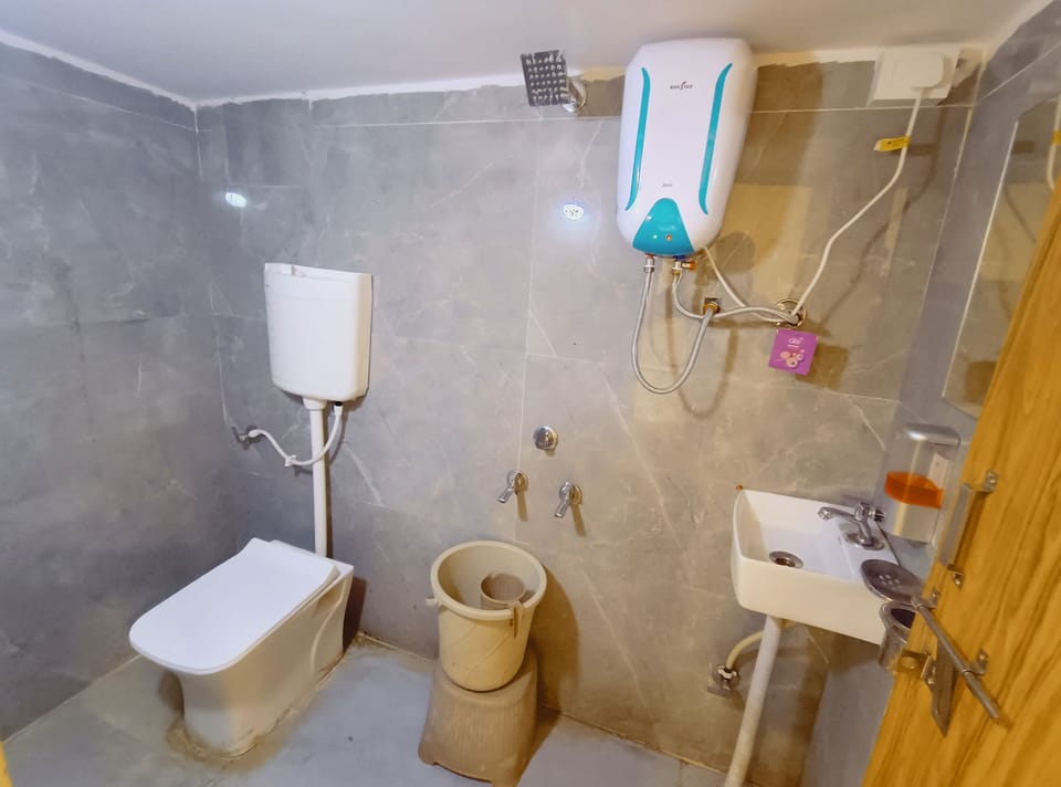 Superior Double Room | Bathroom | Shower, free toiletries, towels, soap