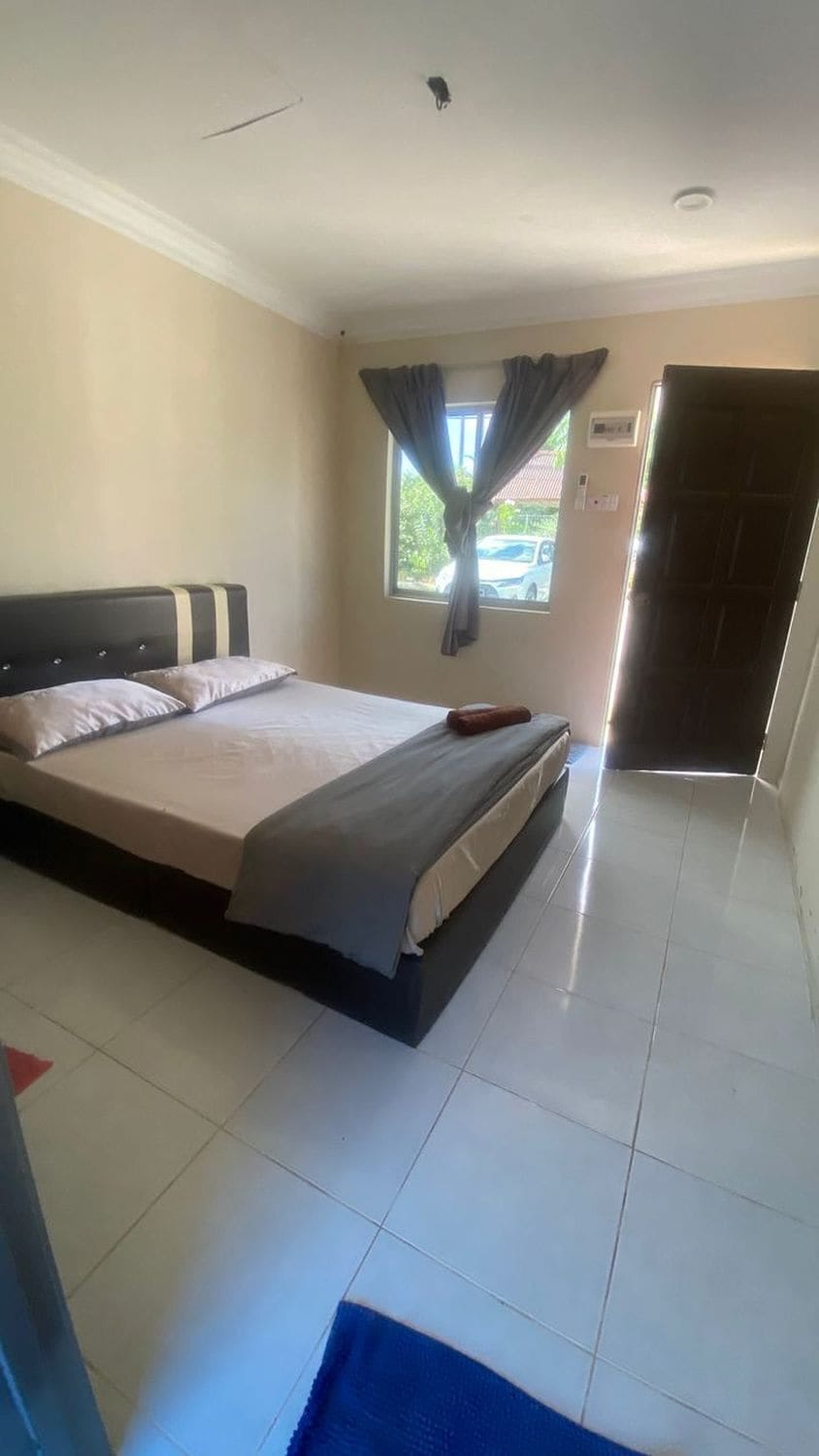Deluxe Triple Room | Desk, WiFi (free), bed sheets