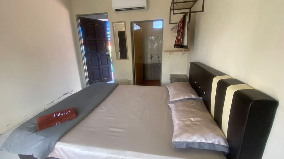 Deluxe Triple Room | Desk, WiFi (free), bed sheets