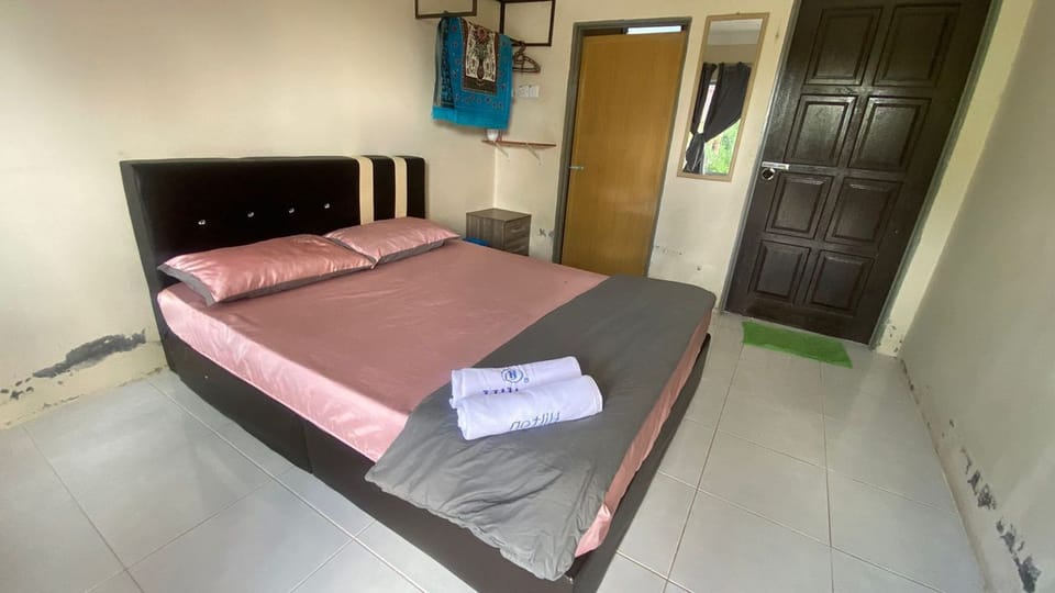 Deluxe Triple Room | Desk, WiFi (free), bed sheets