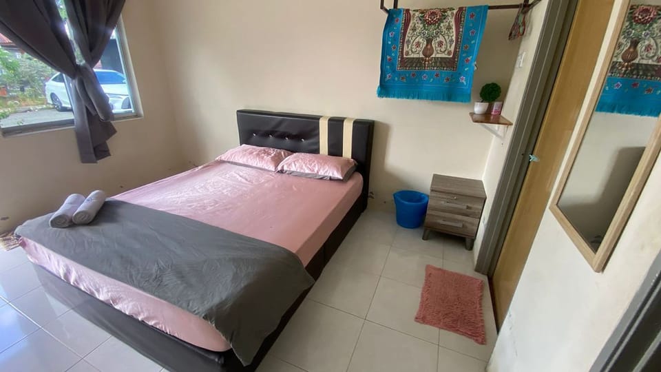 Deluxe Triple Room | Desk, WiFi (free), bed sheets