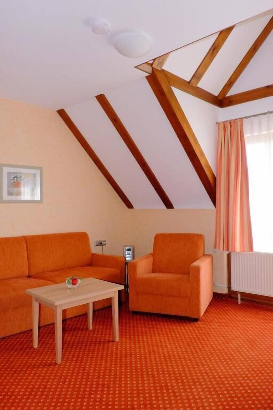 Suite, Balcony, Garden View | Living area