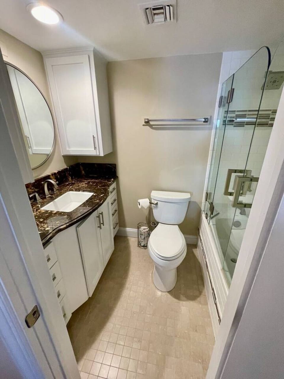 Updated, stylish en suite bathroom with a tub and combination shower