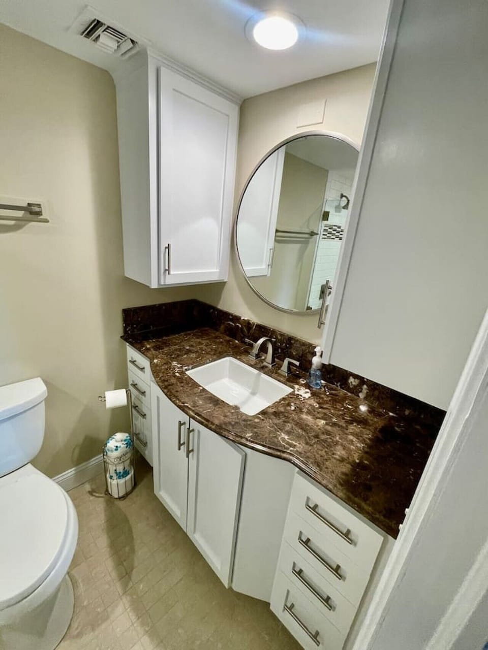 Updated, stylish en suite bathroom with a tub and combination shower
