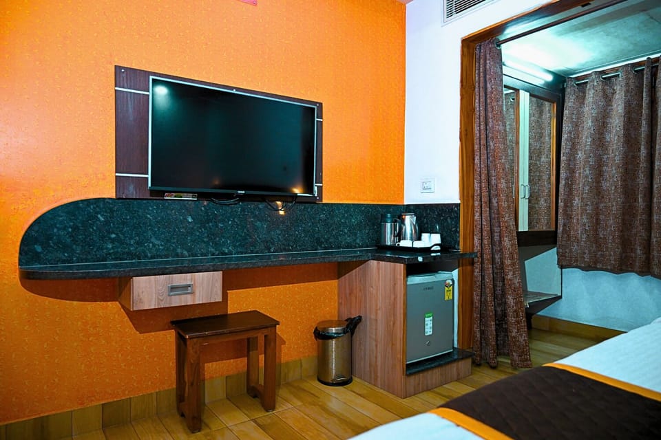 Comfort Room, Balcony, City View | Desk, laptop workspace, iron/ironing board, WiFi (free)