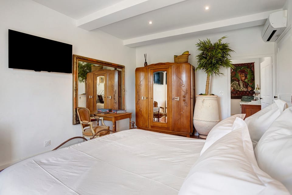 Bed and Breakfast 'Chambre 4' with Shared Pool, Wi-Fi and Air Conditioning Bed and Breakfast in French Riviera