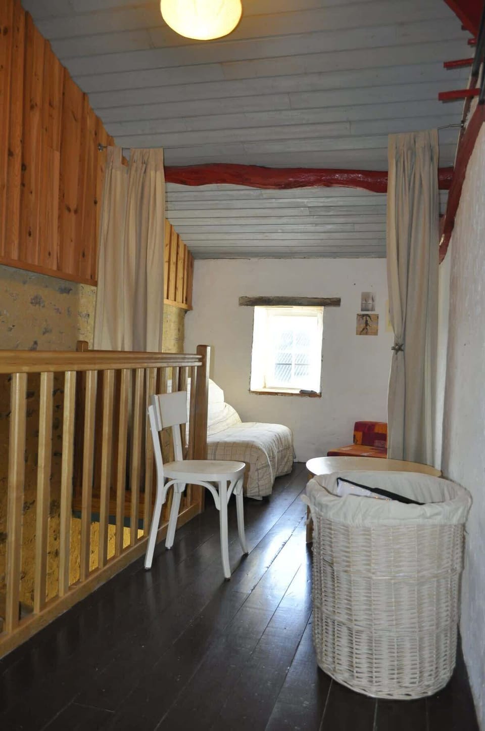 hall palier avec 1 couchage de 120 fermé par un rideau