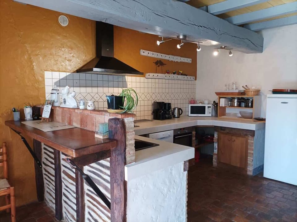 Cuisine équipée four, lave vaisselle, table de cuisson, frigo, micro ondes, cafetière, bouilloire, grille pain