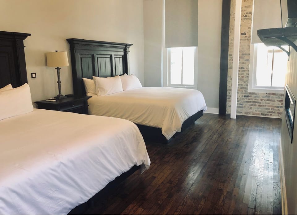 Deluxe Suite, Multiple Beds, Mobility Accessible, Ground Floor | Iron/ironing board, WiFi (free)