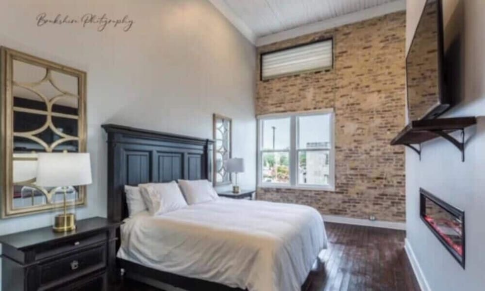 Suite, 1 King Bed | Iron/ironing board, WiFi (free)