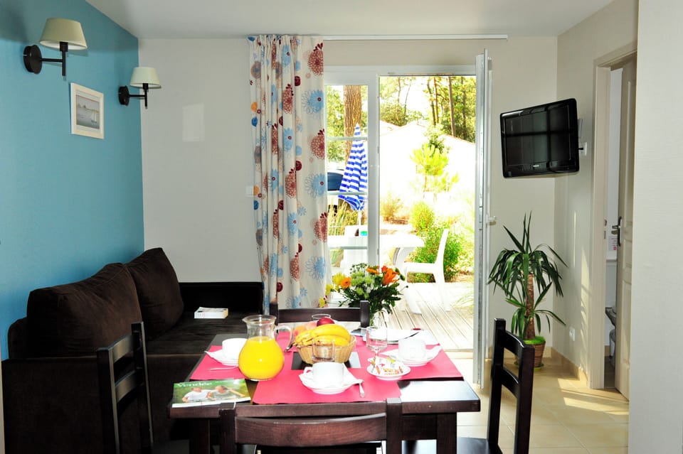 Blue accents and a garden view set the tone for breakfast before a day at the beach or pool.