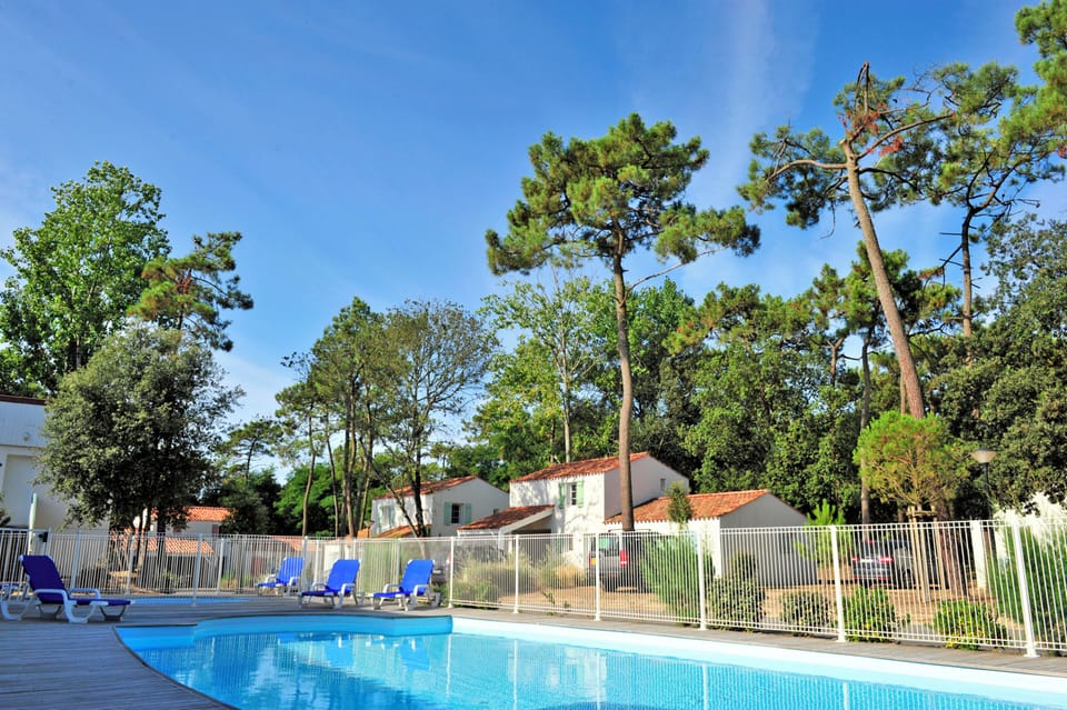 This residence's outdoor pool stays warm well into September, with loungers set out for lazy afternoons.