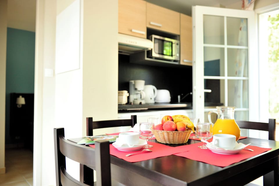 The kitchenette's black countertops and wood cabinets have everything ready for a self-catered breakfast.
