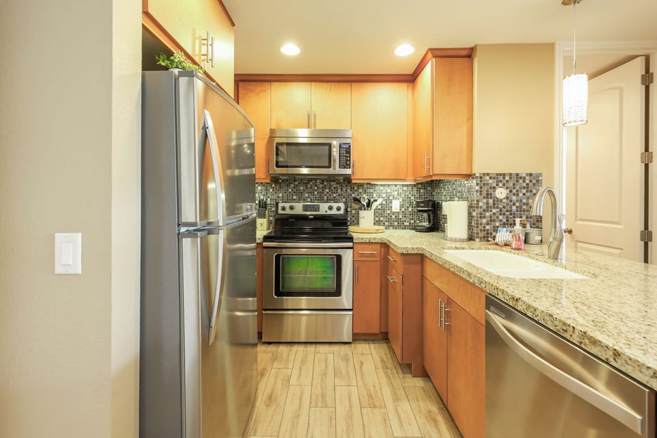 Condo, 1 King Bed with Sofa bed (E200 Saphire Sands) | Private kitchen