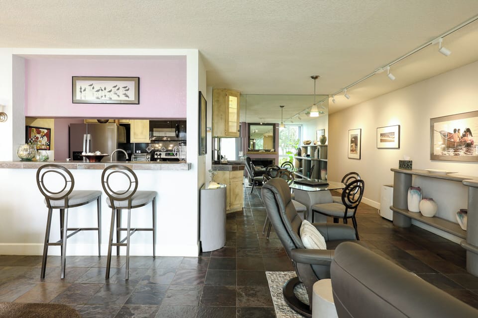 Condo, 1 King Bed with Sofa bed (E003 Coastal Escape) | Dining