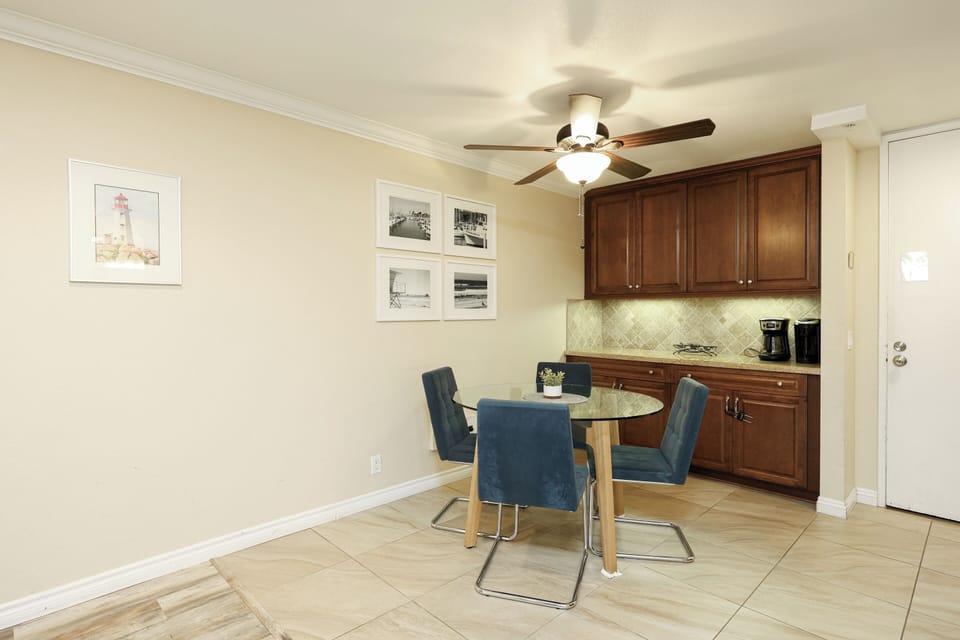 Condo, 1 King Bed with Sofa bed, Garden View (B111 Tropical Beach Retreat) | Dining