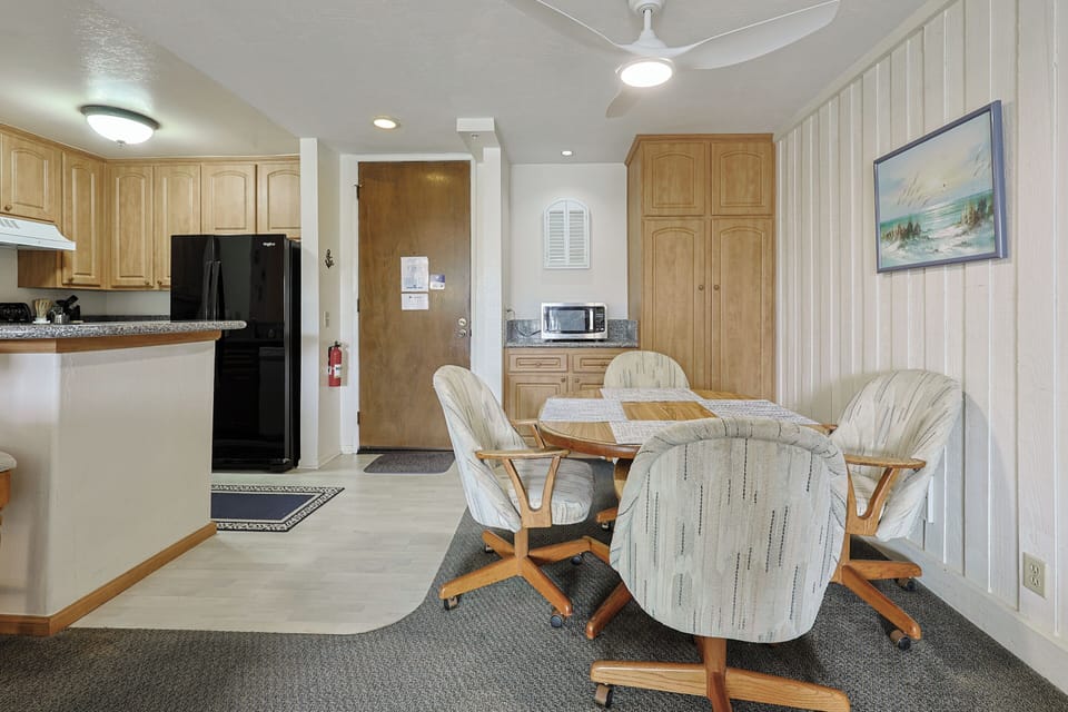 Condo, 1 Queen Bed with Sofa bed (C204 Sunset View Hideaway ) | Dining