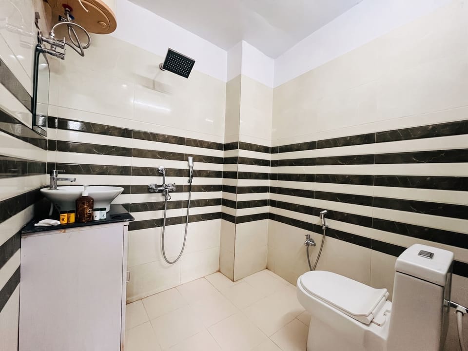 Deluxe Room | Bathroom | Shower, free toiletries, towels, soap