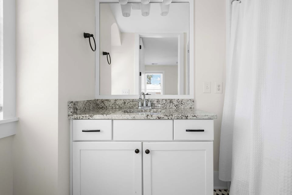 Bathroom 1: Shower/Tub 