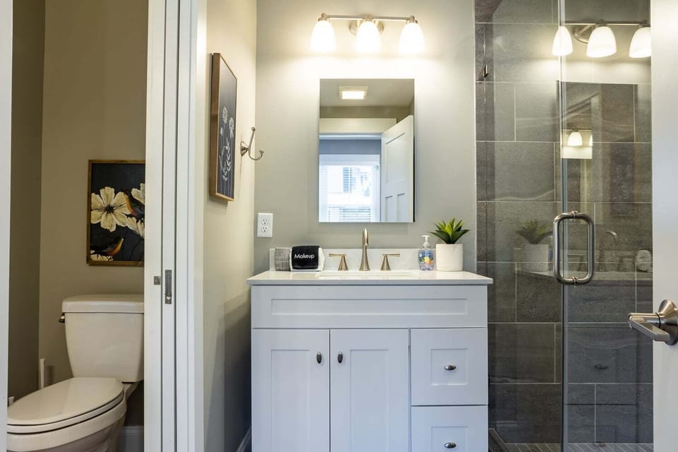 Little Sparrow | Bathroom