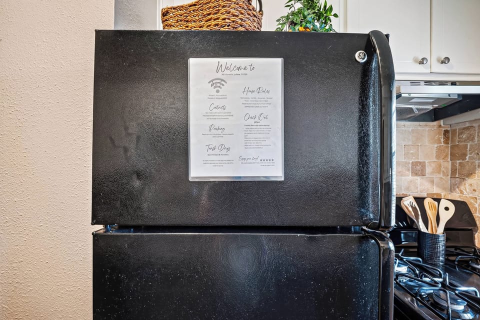 Kitchen: Ready for your homecooked meals!