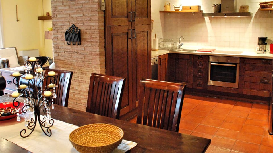 Kitchen or kitchenette,Dining area