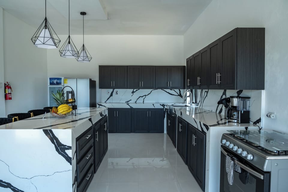 Deluxe Suite, Pool View | Private kitchen