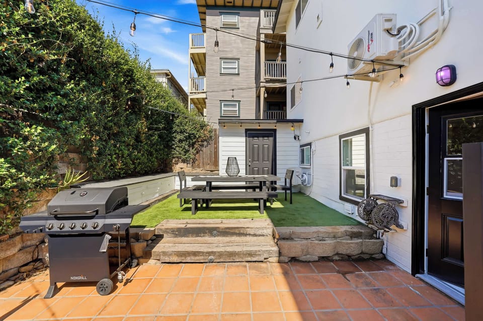 Spacious patio with a BBQ grill 🍖☀️