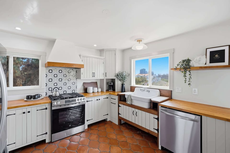 Bright, fully equipped kitchen for easy meals 🍳☀️