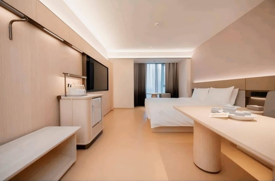Business Double Room, City View | Minibar (some free items), desk, laptop workspace, WiFi (free)